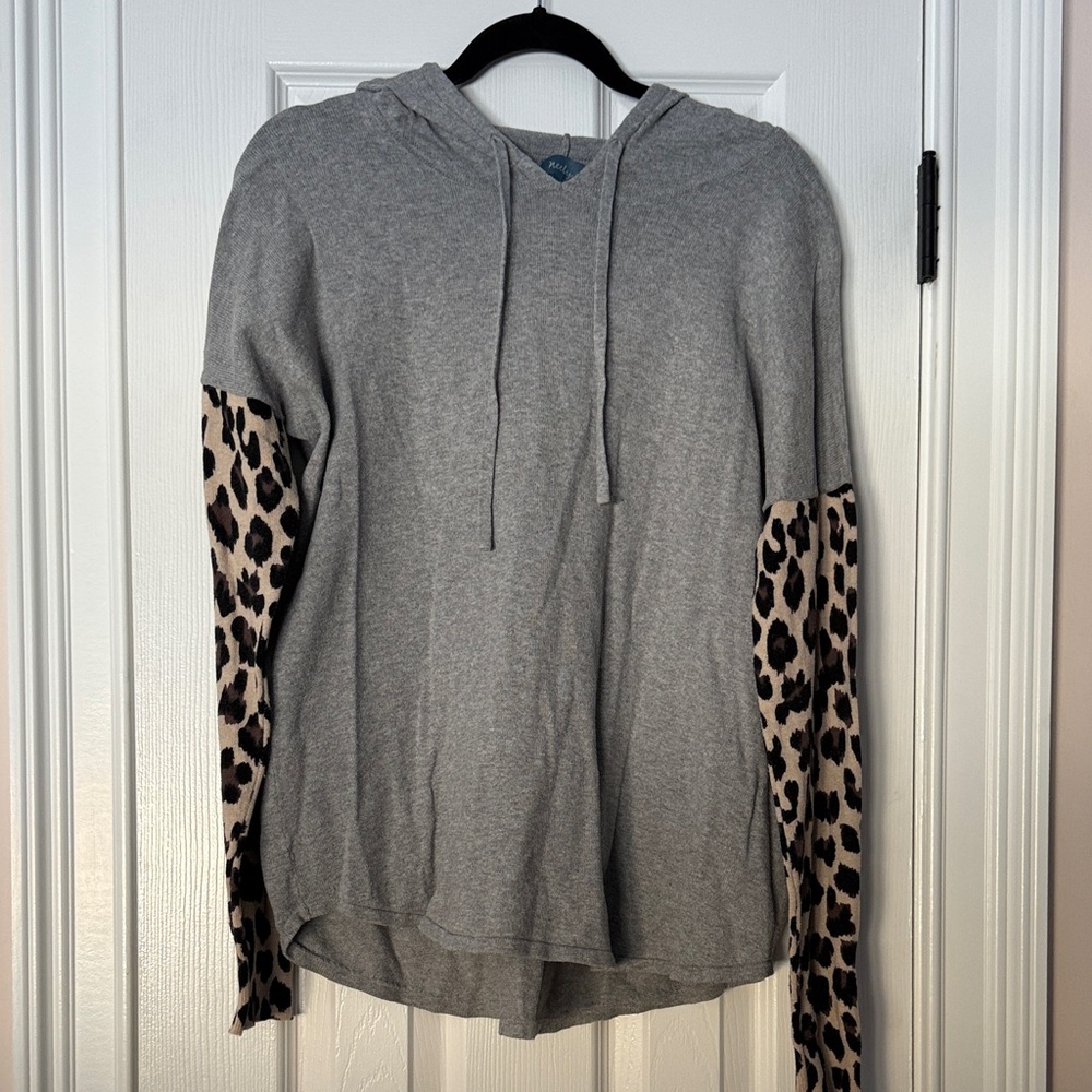 Chic Gray Hoodie with Leopard Print Sleeves